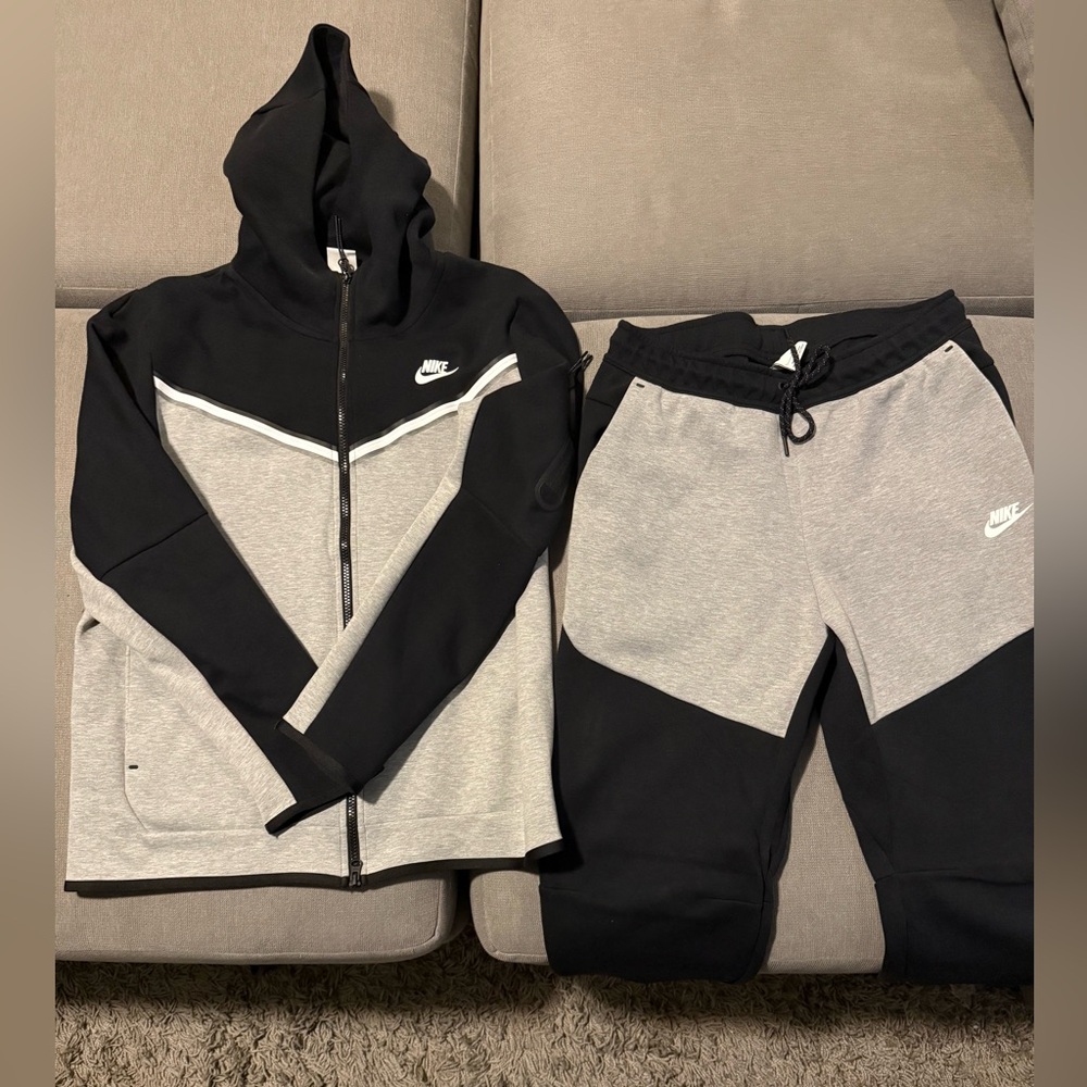 Nike tech sweatsuit set size large